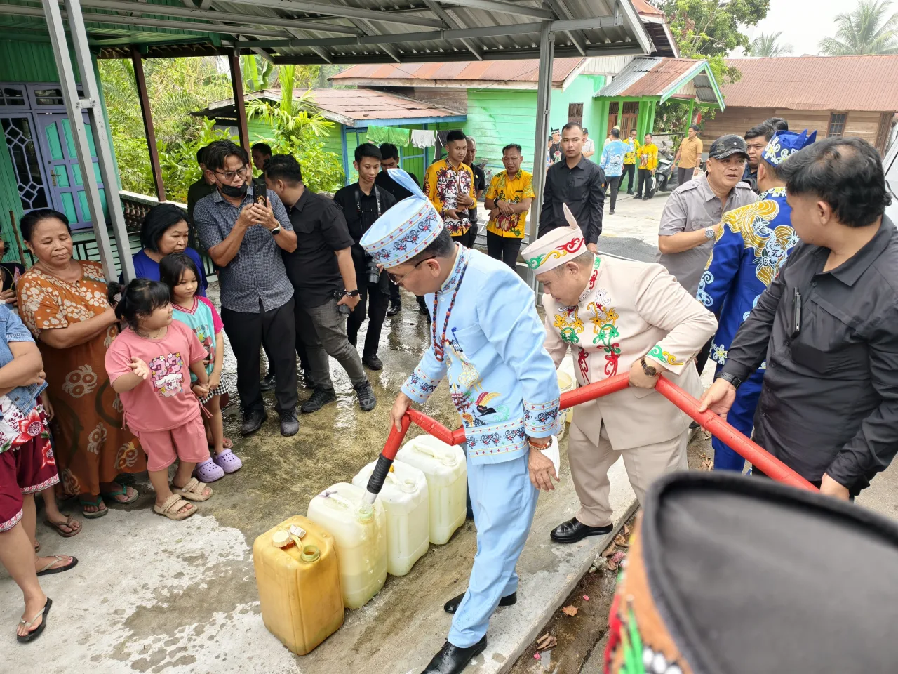 Gubernur Kalteng Bersama PUPR Salurkan Air Bersih ke Desa Sanggu Barsel