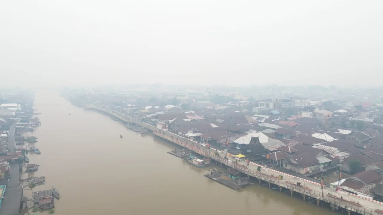 Warga Kotawaringin Barat Mulai Diselimuti Asap Pekat