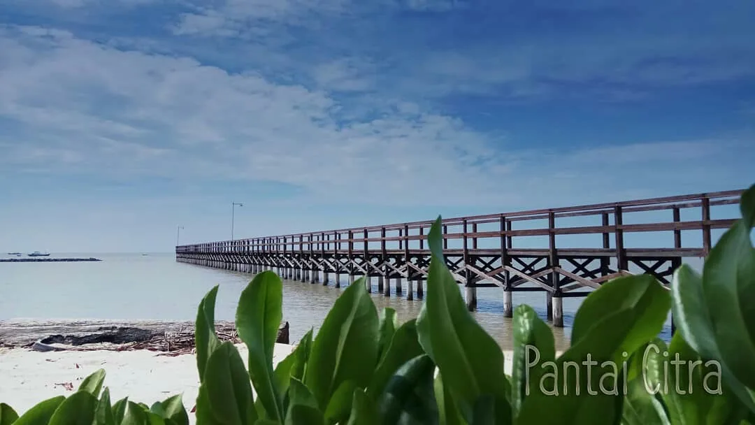Pantai Citra, Destinasi Seluruh Wisatawan Sukamara dengan Pesona Jembatan Panjang di Atas Laut