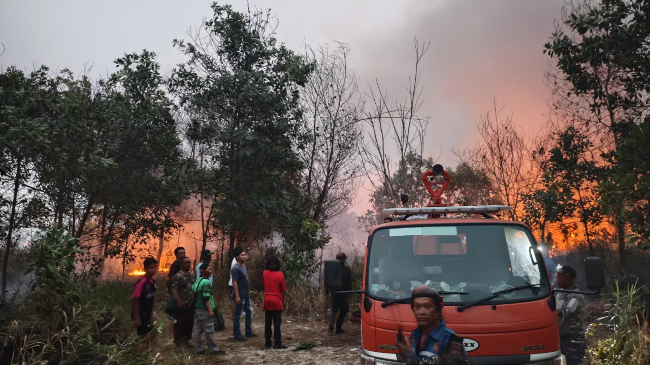 Karhutla Mulai Mendekati Pemukiman Warga Tatas, Tim Bergerak Cepat Untuk Padamkan Api
